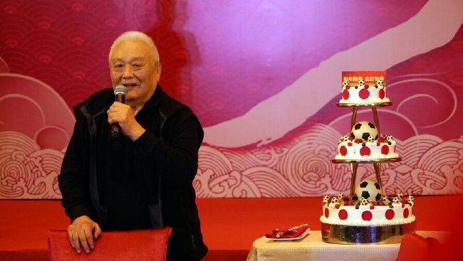 【比赛关键事件】第39分钟，萨维奇争抢中肘击了马塔，被主裁出示个人本场第二张黄牌被罚出场，马竞10人迎战。